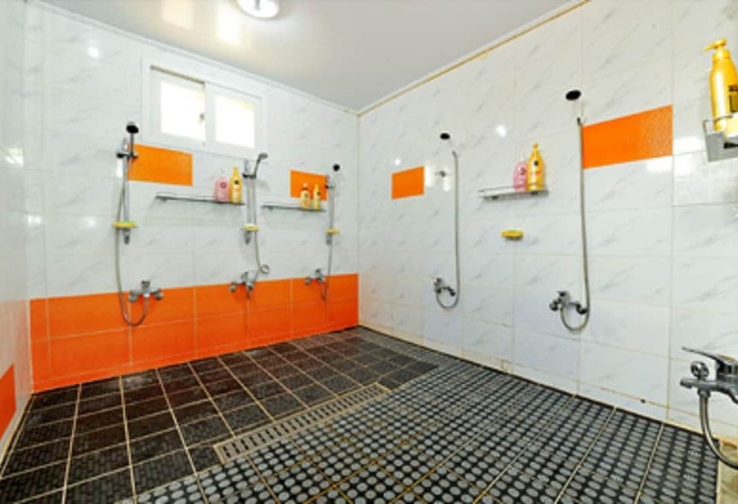 غرفة قياسية ثلاثية, Jarasum Guest House