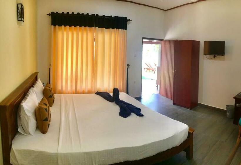 Camera Singola Vista Piscina, Ocean Gate Negombo