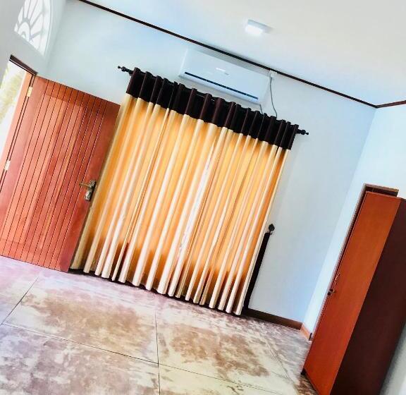 Camera Tripla Standard Vista Piscina, Ocean Gate Negombo