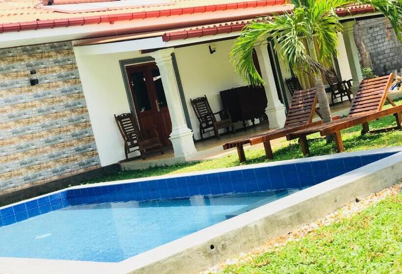 Camera Standard Vista Piscina, Ocean Gate Negombo