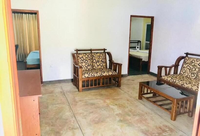 Camera Standard Vista Piscina, Ocean Gate Negombo