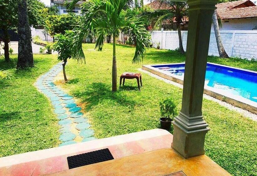 Camera Standard Vista Piscina, Ocean Gate Negombo