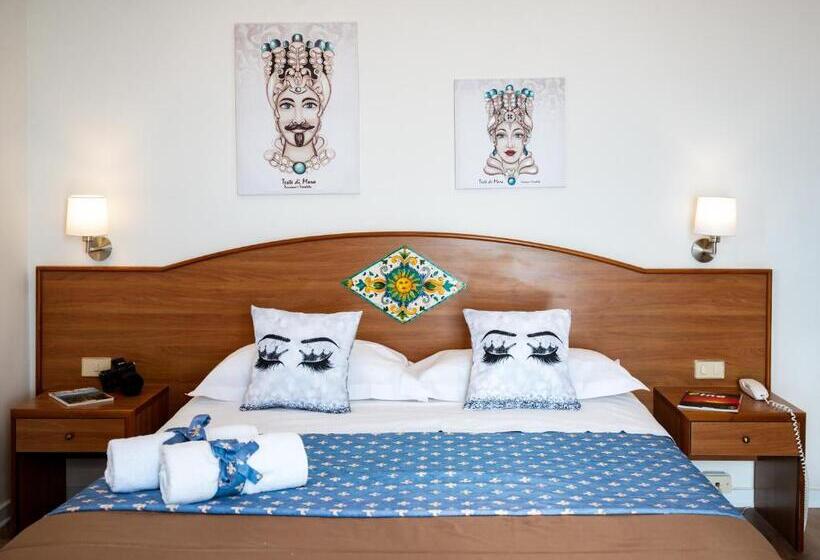 غرفة قياسية مطلّة علي البحر, Elios Tao