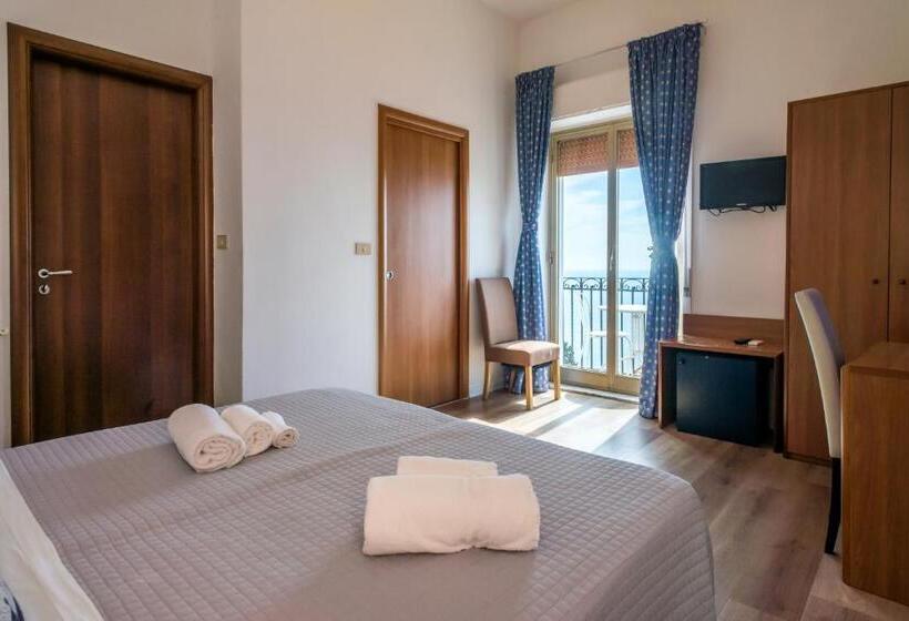 جناح جونيور مطلّ علي البحر, Elios Tao