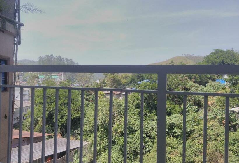 غرفة قياسية مزوَّدة بشُرفة, Landy Queen