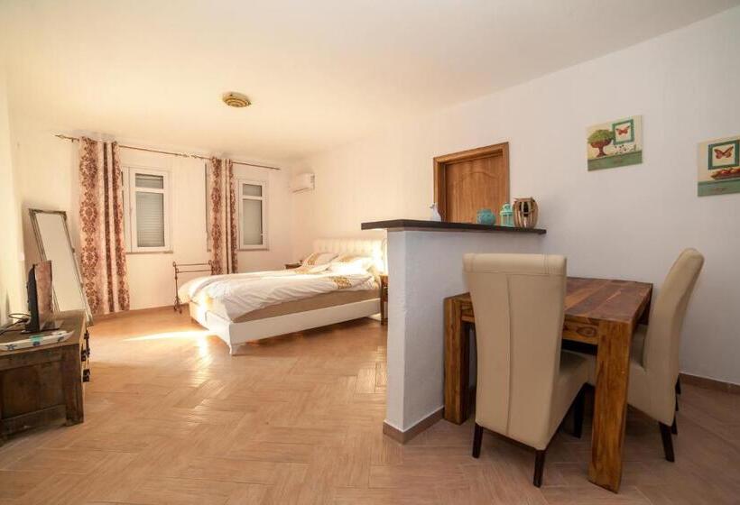 Habitación Familiar Deluxe, Casa Selimi