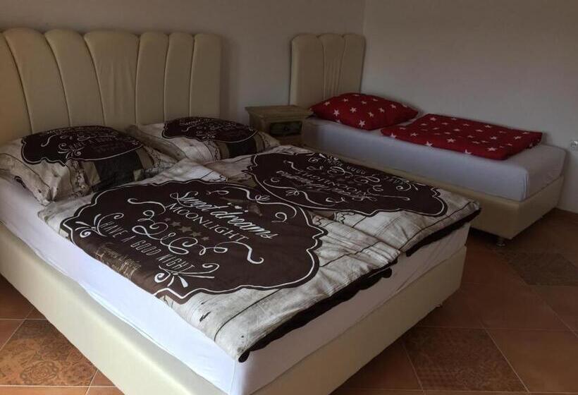 Habitación Estándar con Balcón, Casa Selimi