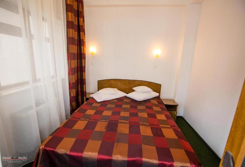 Apartamento 1 Dormitório com Sacada, Pensiunea Vila Europa