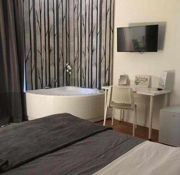 اتاق استاندارد با وان آب گرم, Reusuite
