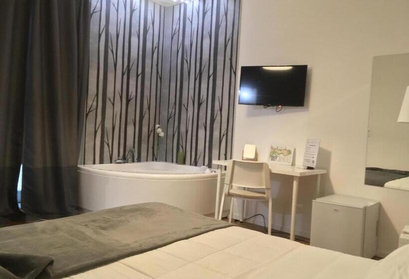 اتاق استاندارد با وان آب گرم, Reusuite