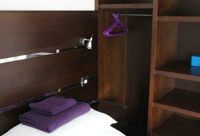 اتاق اکونومی, Rooms At The Inn