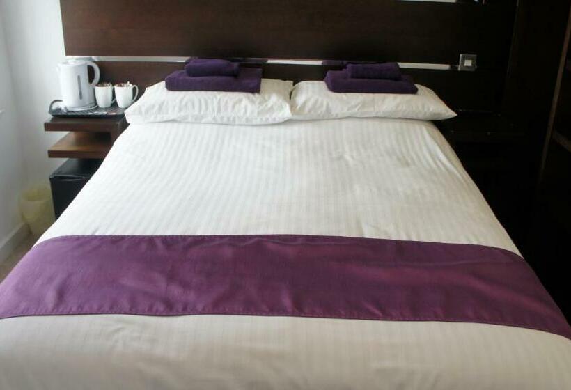 חדר אקונומי, Rooms At The Inn