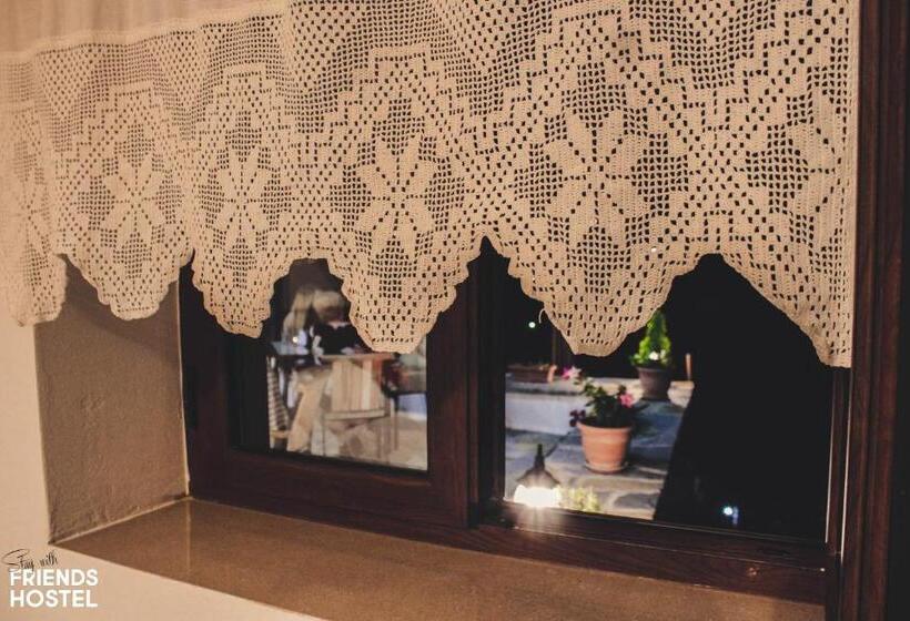 اتاق استاندارد سه نفره, Friends' Guesthouse & Hostel