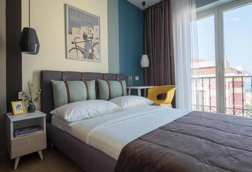 اتاق اکونومی, I Registi