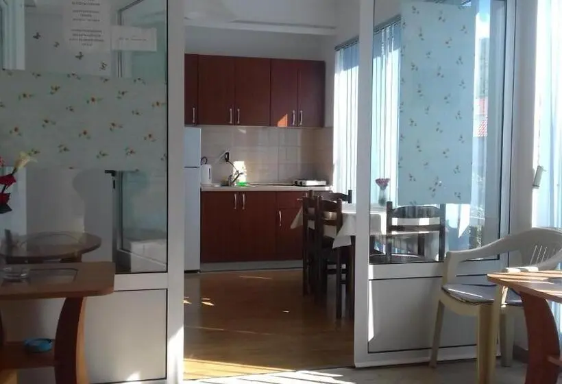 اتاق استاندارد سه نفره, Apartmani Liberan Neum