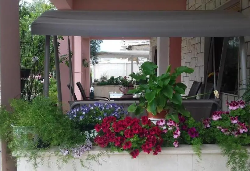 اتاق استاندارد چهارنفره با بالکن, Apartmani Liberan Neum