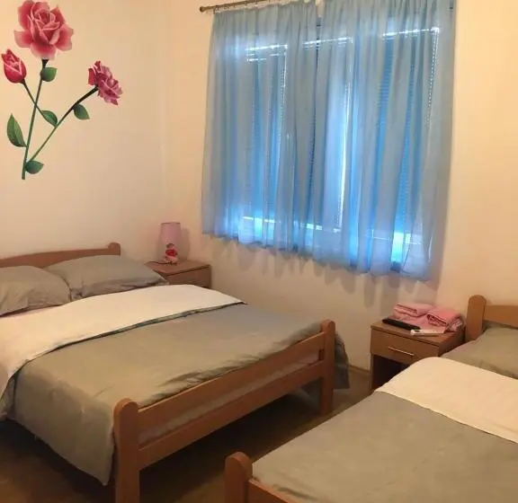 اتاق استاندارد سه تخته با بالکن, Apartmani Liberan Neum
