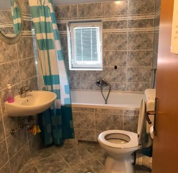 اتاق استاندارد سه تخته با بالکن, Apartmani Liberan Neum