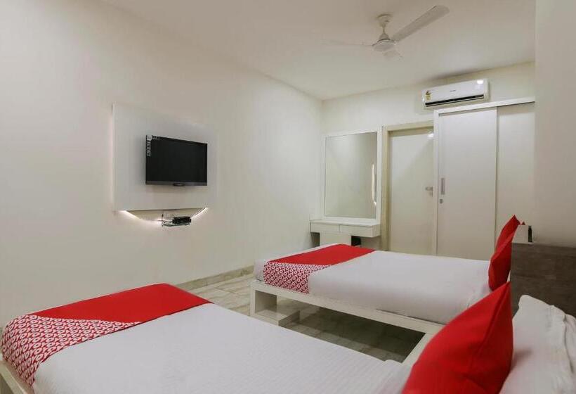 Номер Deluxe, Capital O 15635 Elite Rooms & Banquet