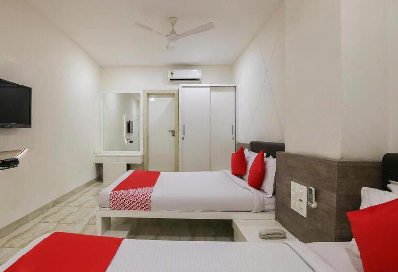 Номер Deluxe, Capital O 15635 Elite Rooms & Banquet