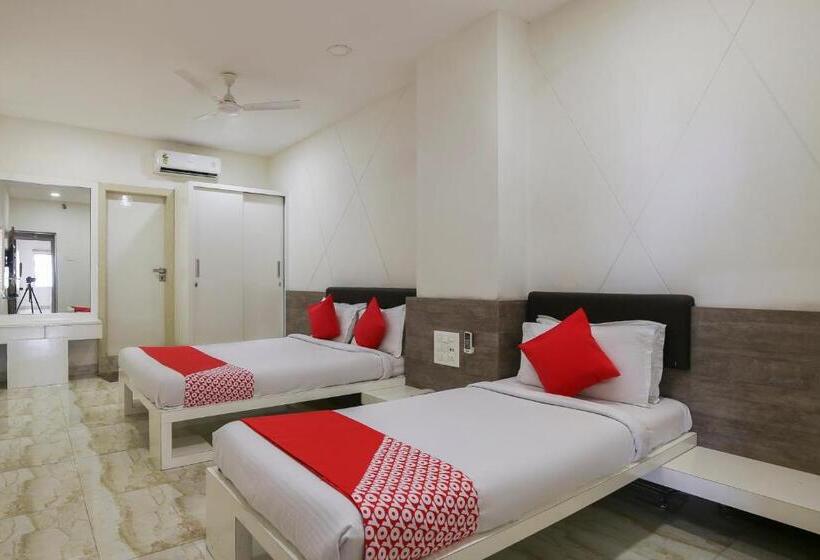 Номер Deluxe, Capital O 15635 Elite Rooms & Banquet