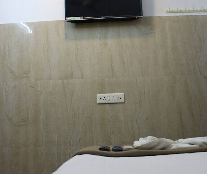 Pokój Ekonomiczny Jednoosobowy, Saravanaa