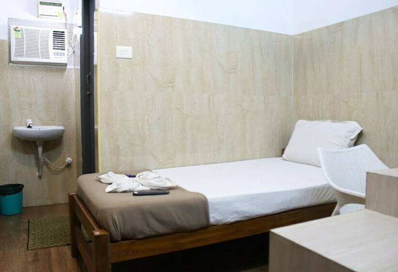 Pokój Ekonomiczny Jednoosobowy, Saravanaa