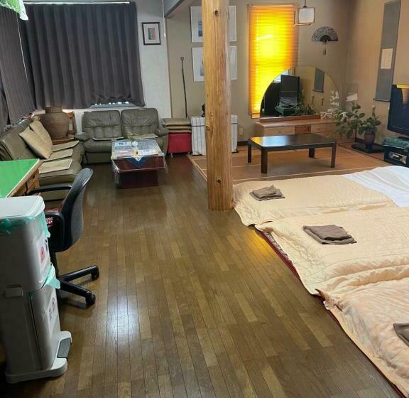 חדר סטנדרטי לארבעה עם חדר אמבטיה משותף, Guest House Chara