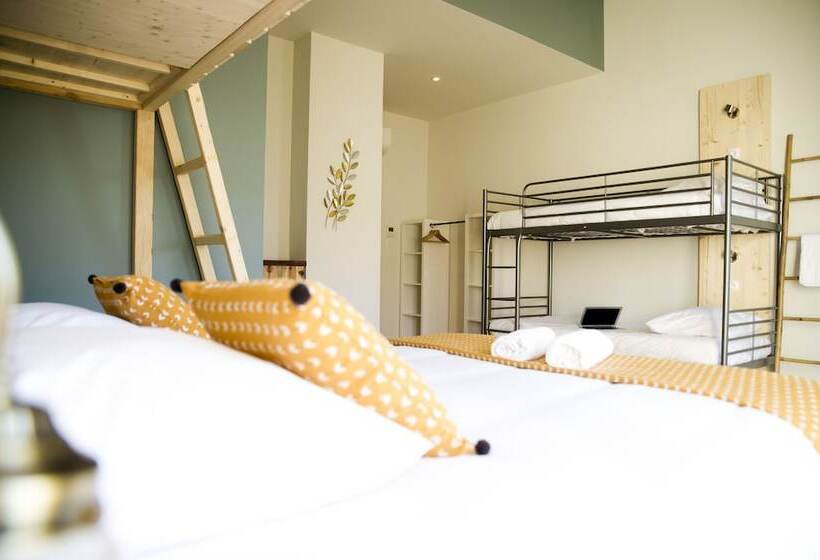 غرفة عائلية, Georges Hostel & Café