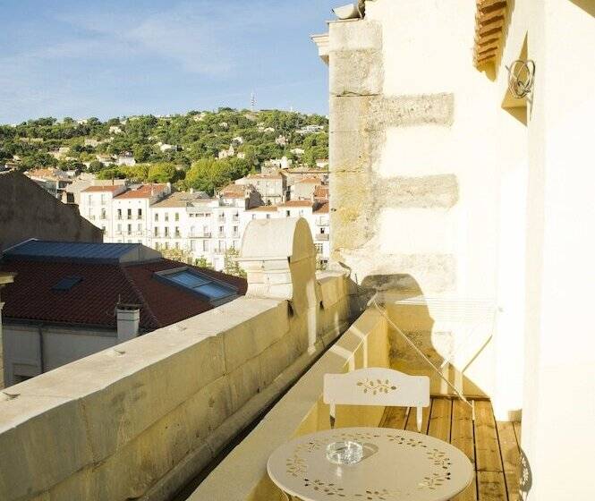 غرفة عائلية, Georges Hostel & Café