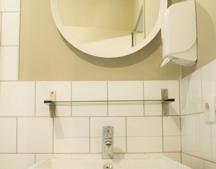 غرفة قياسية ثلاثية, Georges Hostel & Café