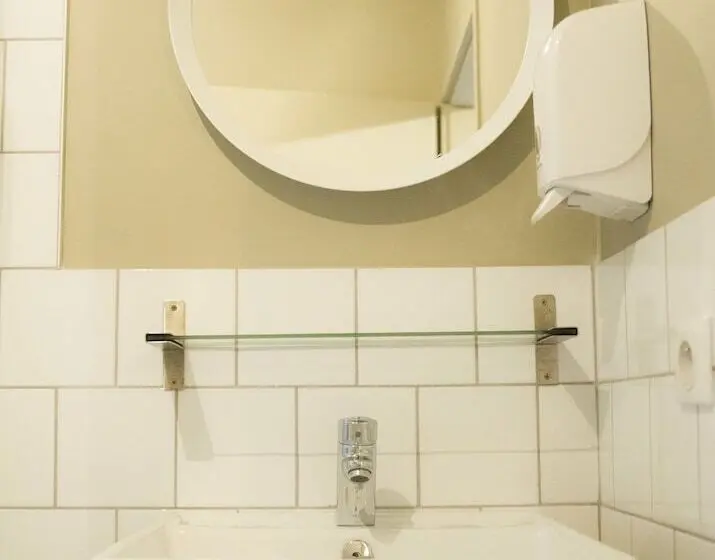 اتاق استاندارد سه نفره, Georges Hostel & Café