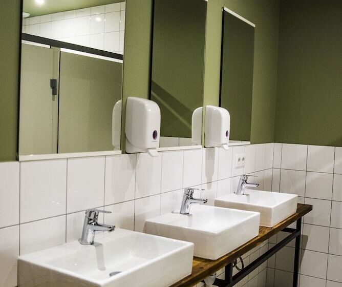 سرير فى غرفة مشتركه, Georges Hostel & Café