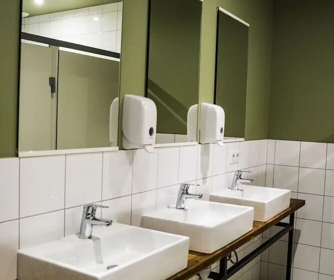 تختخواب در اتاق مشترک, Georges Hostel & Café