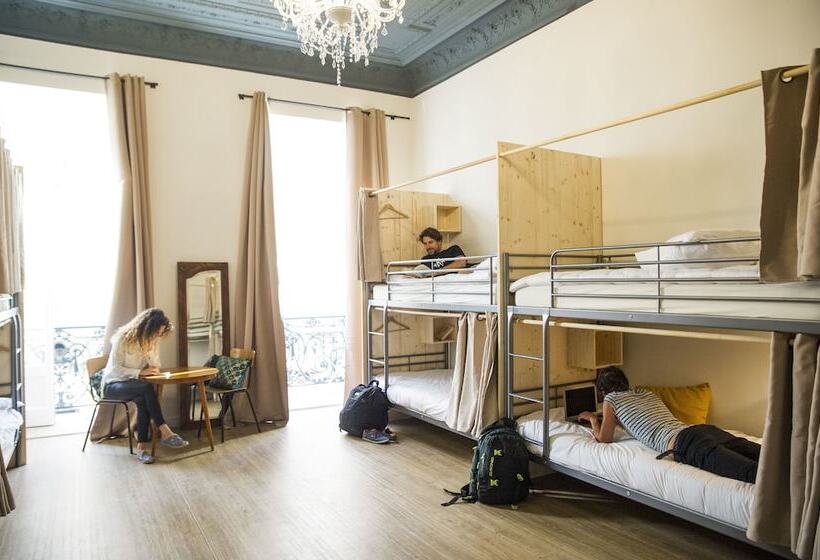 Кровать в Общей Комнате, Georges Hostel & Café