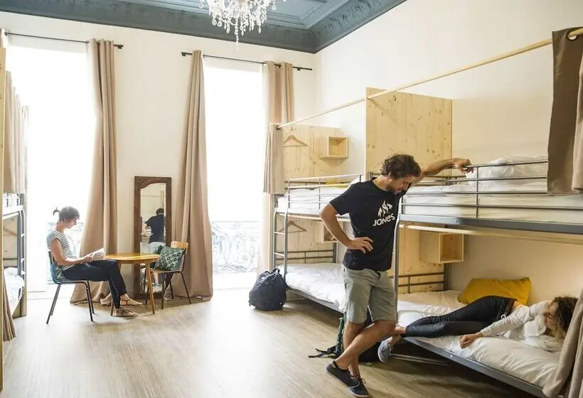 تختخواب در اتاق مشترک, Georges Hostel & Café