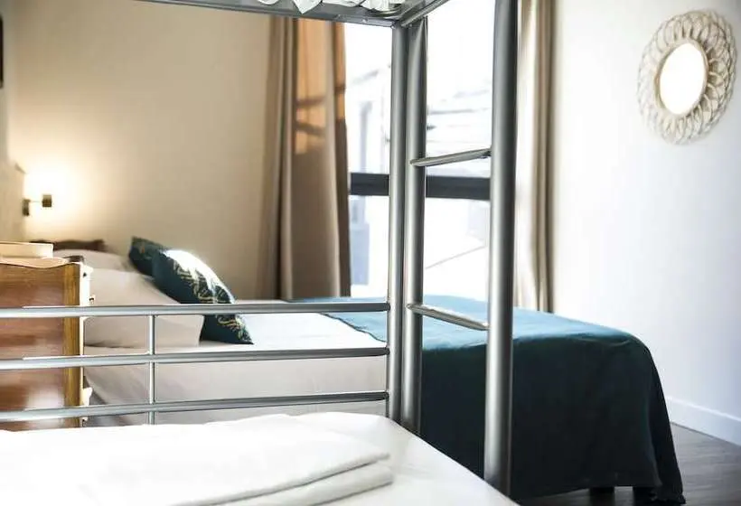 اتاق استاندارد چهارنفره با سرویس بهداشتی مشترک, Georges Hostel & Café
