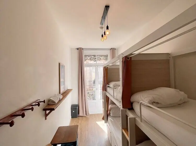 تختخواب در اتاق مشترک, Georges Hostel & Café