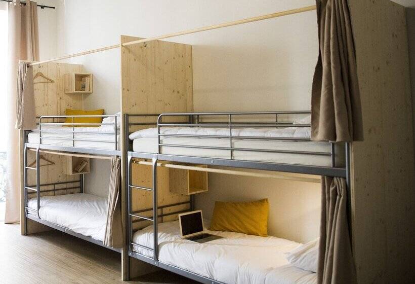 Четырехместный номер эконом класса с общей ванной комнатой, Georges Hostel & Café