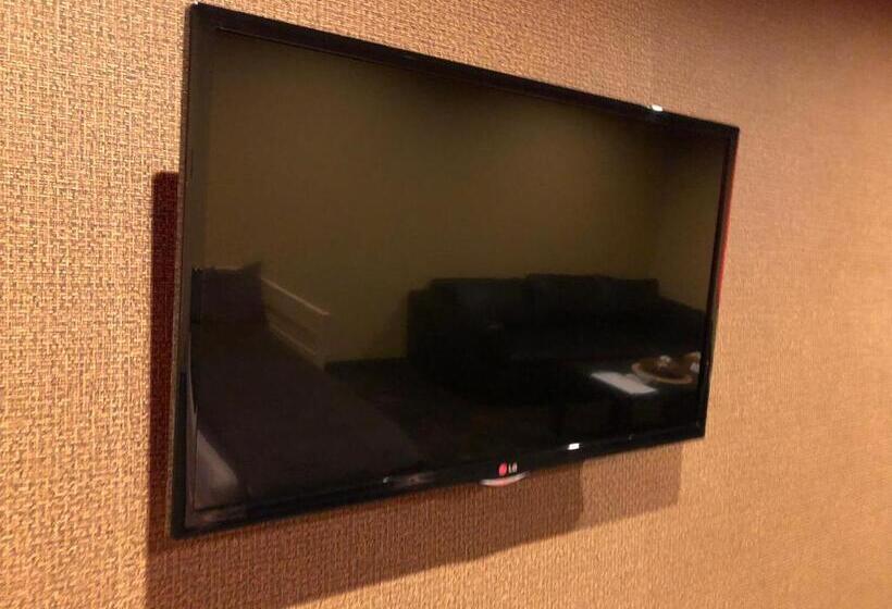 Семейный Номер, Mom S House