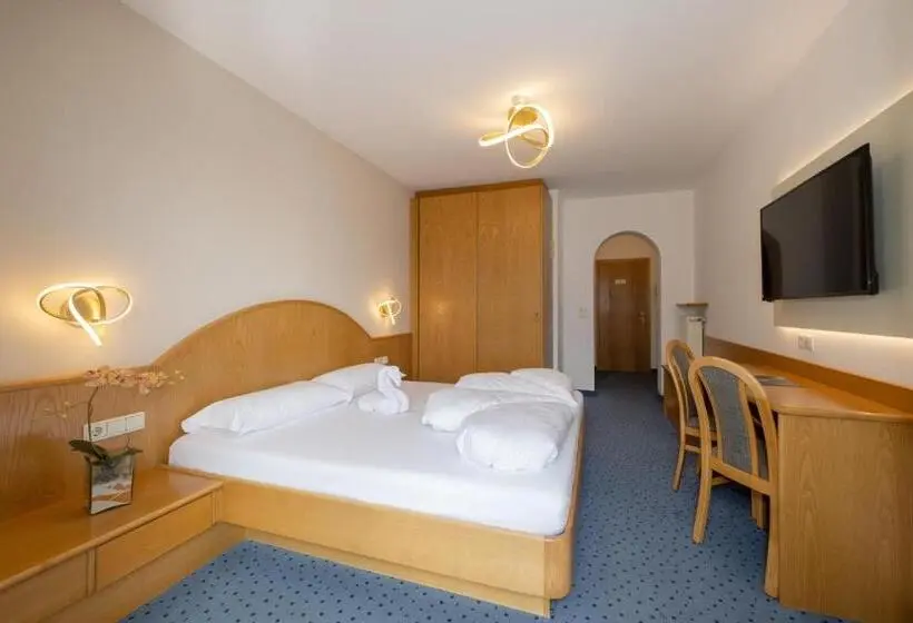 Standard-huone Järvinäkymä, Pension Klughammer