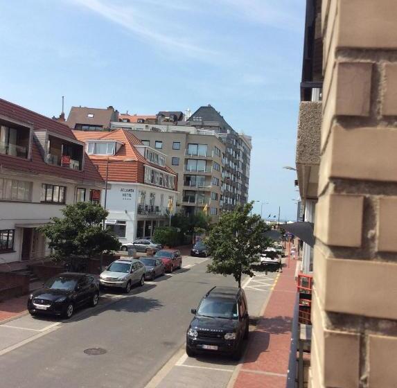 اتاق لوکس, De Backer