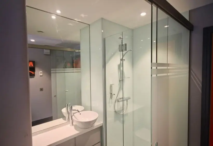 اتاق خانوادگی, Easyhotel Belfast