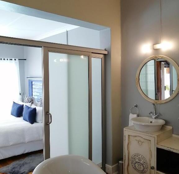 חדר דלוקס, De Witte Huis