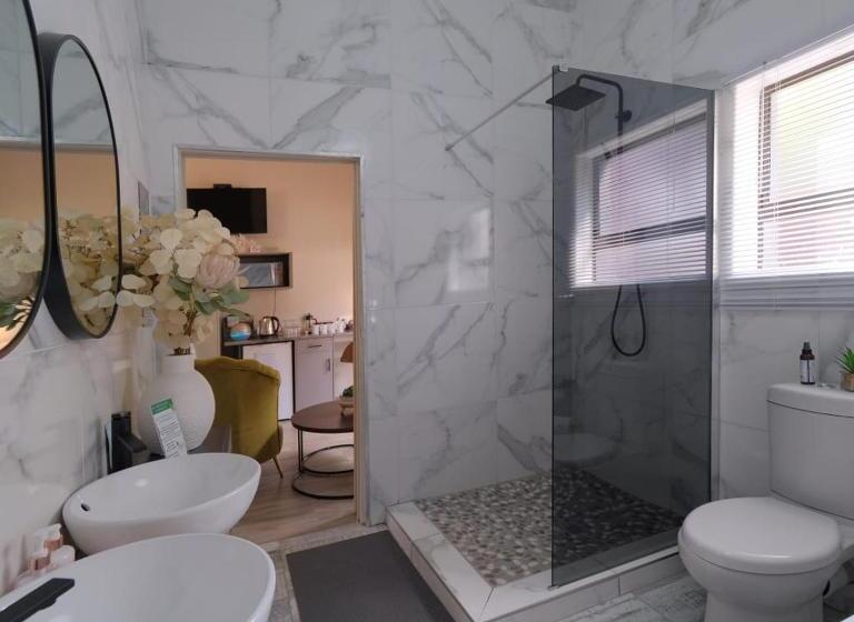 חדר משפחתי, De Witte Huis