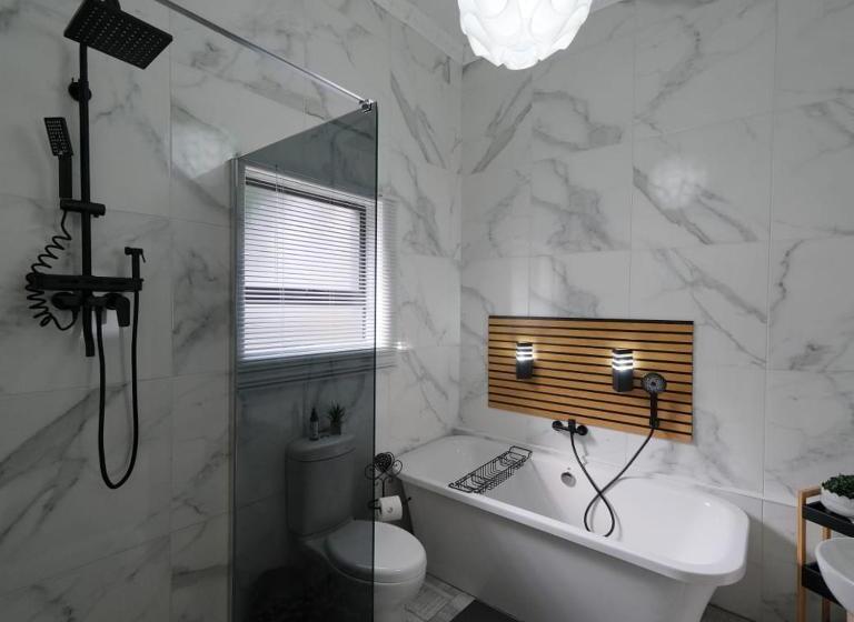 חדר משפחתי, De Witte Huis