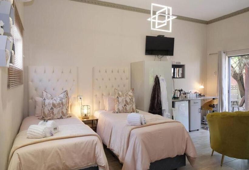 Семейный Номер, De Witte Huis