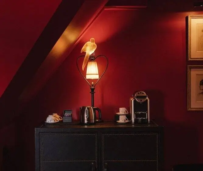 Suite, L Oscar London