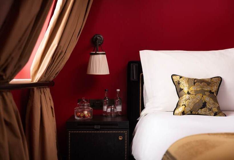 Superior Room, L Oscar London