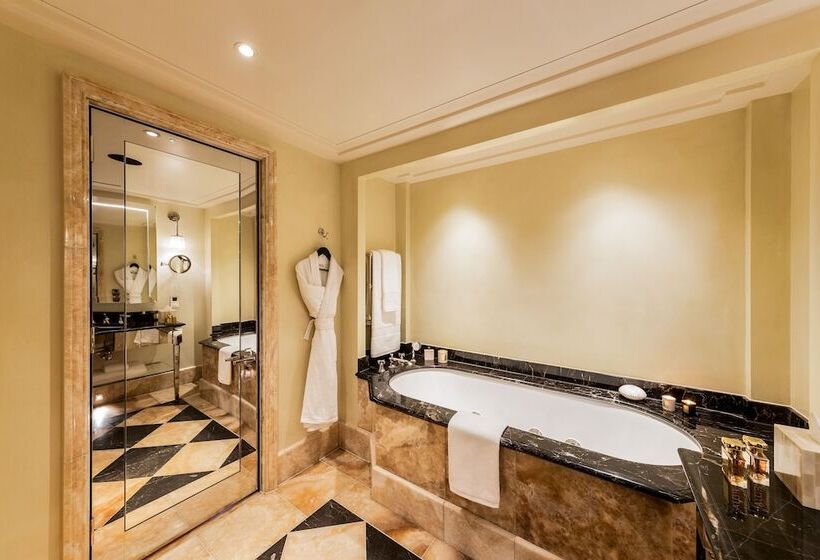 Standard Studio, L Oscar London